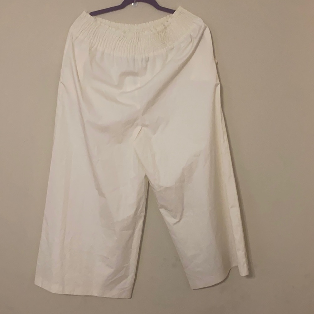 White crop pants